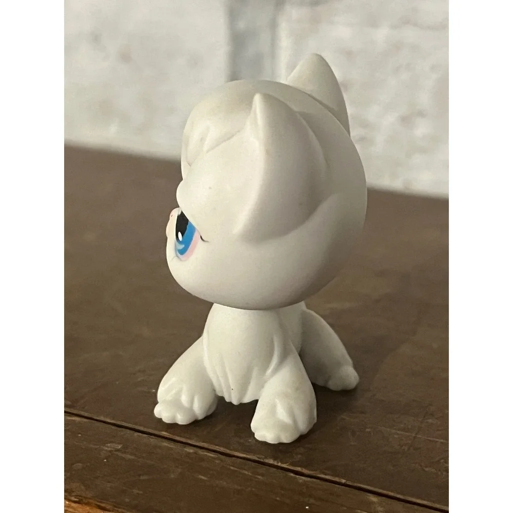 Littlest Pet Shop LPS #9 White‎ Angora Longhair Kitty Cat Blue Eyes Red Magnet